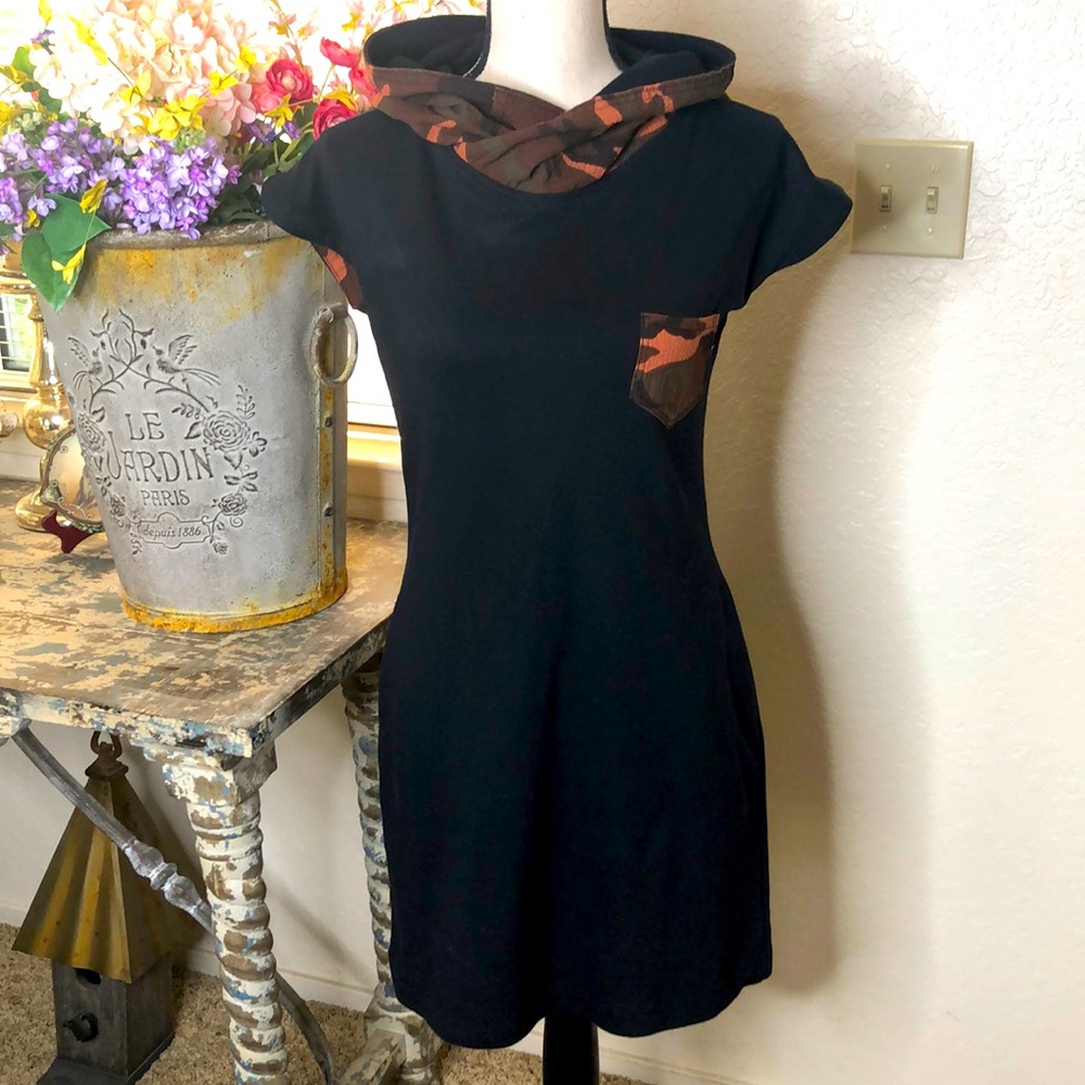 Mimetic black sweatshirt dress with camo hood